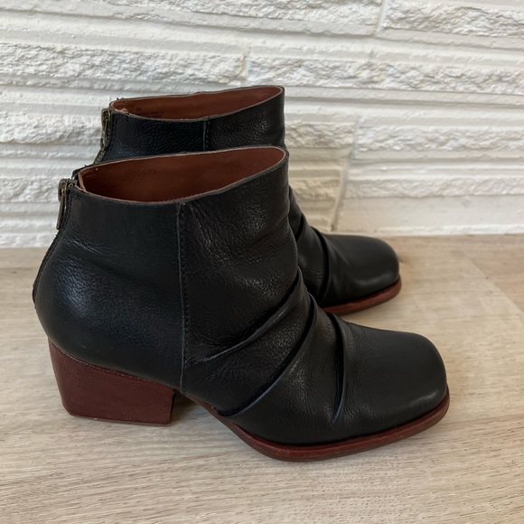 Kork-Ease KisselI - Black Leather Back Zip Bootie size 6 - Picture 2 of 10